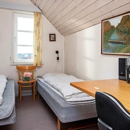8 Person In R M By Traum * Sønderby